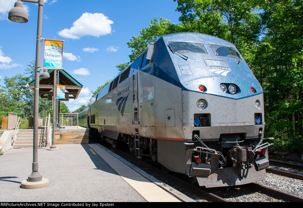 AMTK 92 brings up the rear of train 693